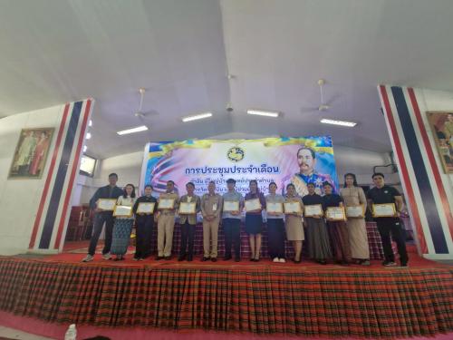 มอบใบประกาศณียบัตรแก่ผู้ร่วมกิจกรรมเดินแบบผ้าไหม